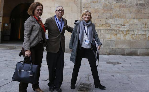 Marina Gordaliza, Ginés Morata y Pilar Goya, en el patio de Escuelas de la Universidad. 