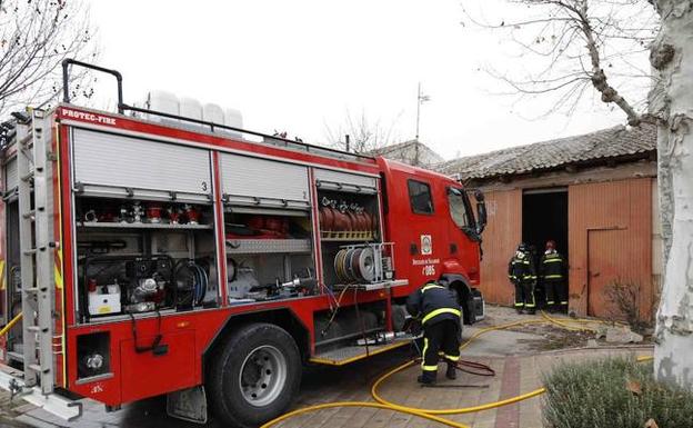 Los bomberos sofocan un incendio en un local de Peñafiel. 