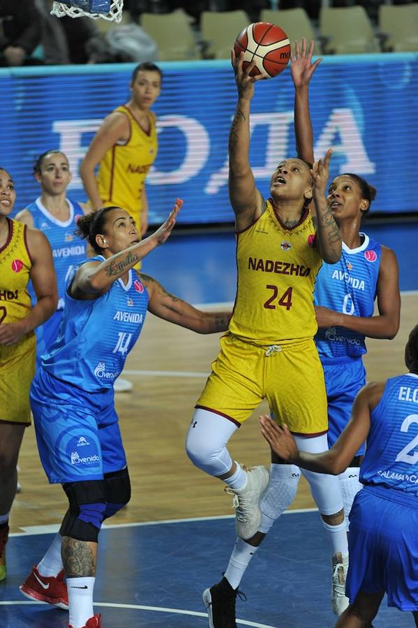 Erika de Souza y Angel Robinson defienden a Emma Cannon, del Nadezhda. 