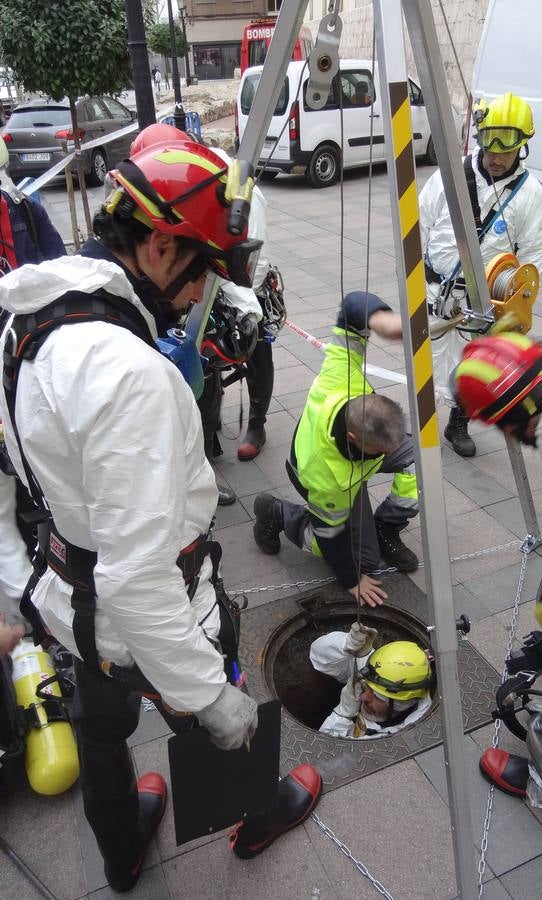 Bomberos, policías y técnicos inspeccionan el tramo del siglo XIX del ramal norte del río | El Ayuntamiento estudia abrir al público las bóvedas histórica en este trazado