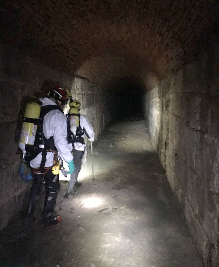 Bomberos, policías y técnicos inspeccionan el tramo del siglo XIX del ramal norte del río | El Ayuntamiento estudia abrir al público las bóvedas histórica en este trazado