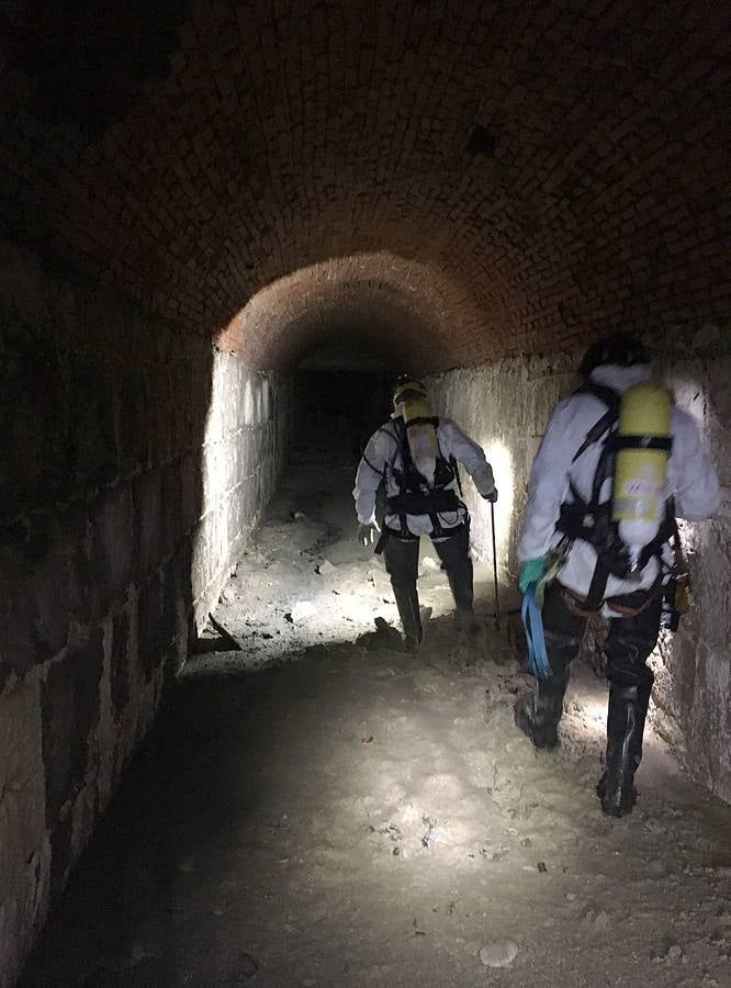 Bomberos, policías y técnicos inspeccionan el tramo del siglo XIX del ramal norte del río | El Ayuntamiento estudia abrir al público las bóvedas histórica en este trazado