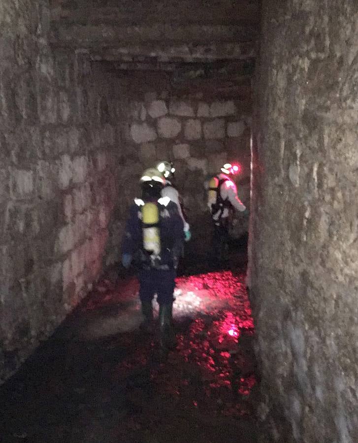 Bomberos, policías y técnicos inspeccionan el tramo del siglo XIX del ramal norte del río | El Ayuntamiento estudia abrir al público las bóvedas histórica en este trazado