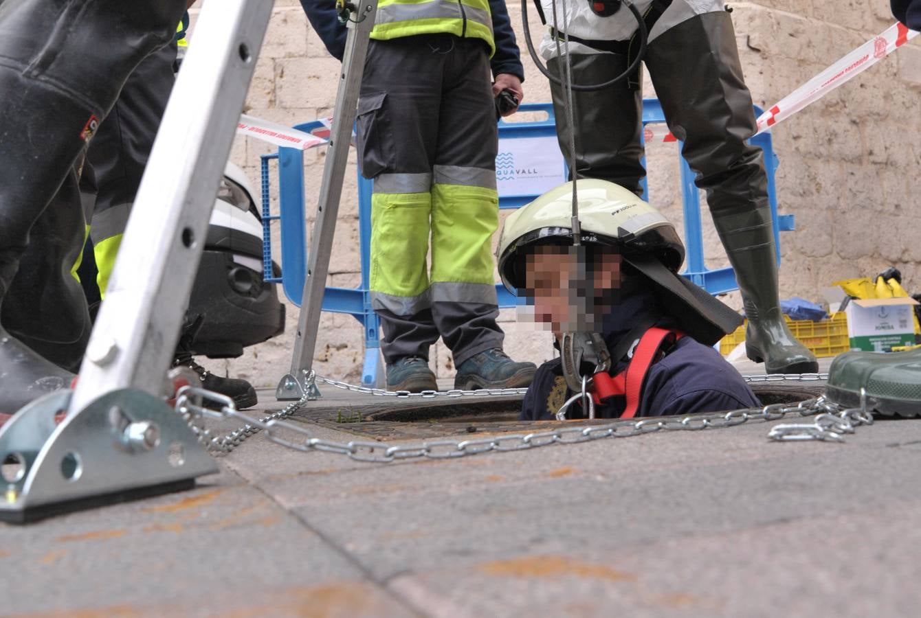 Bomberos, policías y técnicos inspeccionan el tramo del siglo XIX del ramal norte del río | El Ayuntamiento estudia abrir al público las bóvedas histórica en este trazado