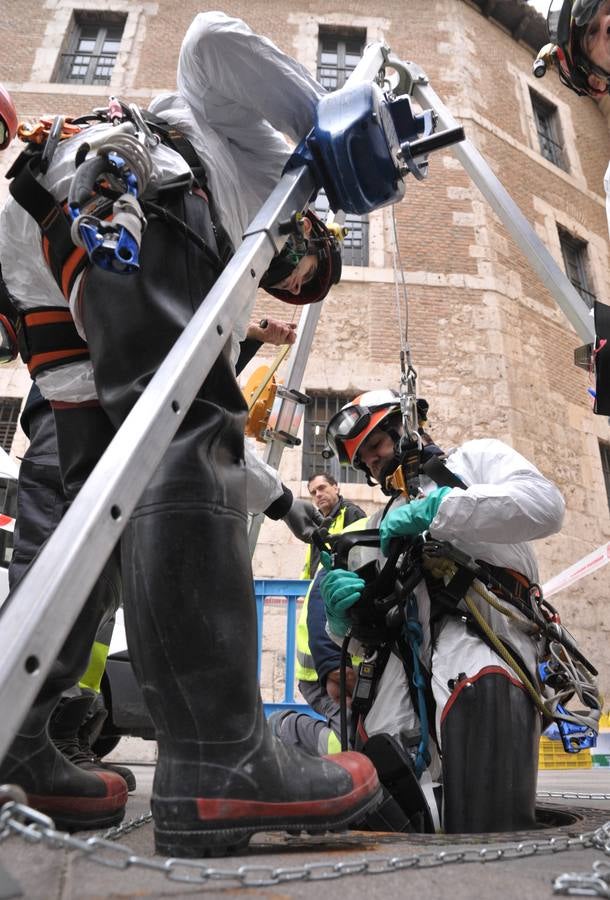 Bomberos, policías y técnicos inspeccionan el tramo del siglo XIX del ramal norte del río | El Ayuntamiento estudia abrir al público las bóvedas histórica en este trazado