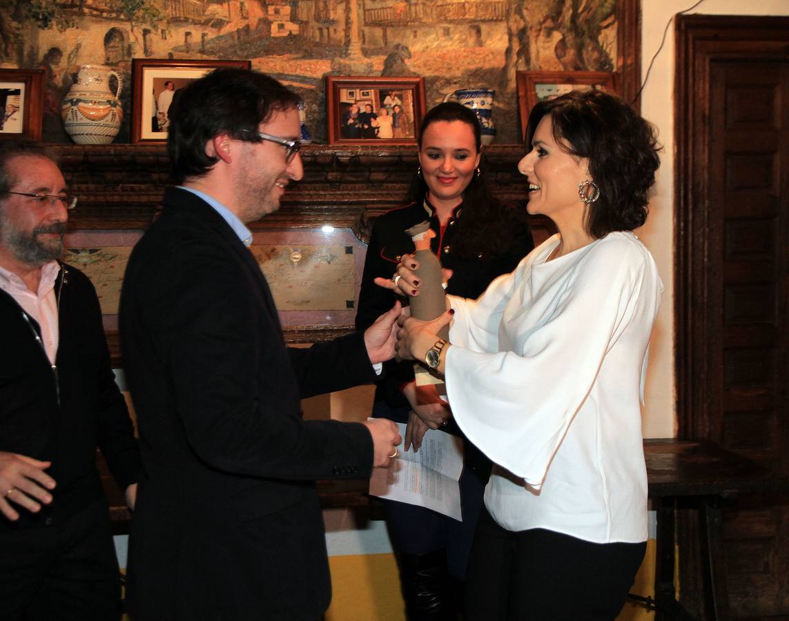 La diputada de Cultura, Sara Dueñas y el pastelero, Jesús Manso, recogieron los galardones