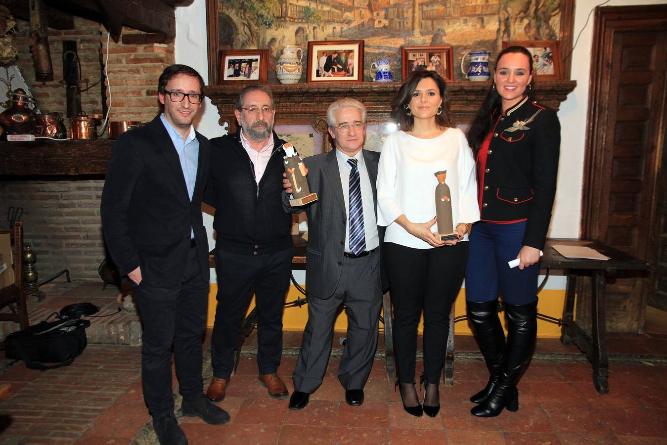 La diputada de Cultura, Sara Dueñas y el pastelero, Jesús Manso, recogieron los galardones