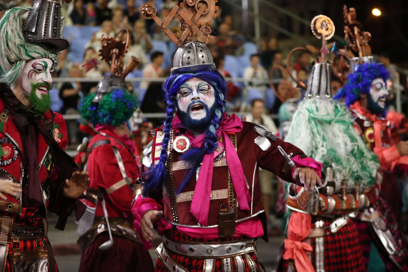 Plumas de vivos colores, movimientos rápidos de cadera y mucho canto fueron los encargados de dar el pistoletazo de salida al Carnaval de Montevideo (Uruguay), también conocido como «el más largo del mundo», por sus casi 40 días de duración