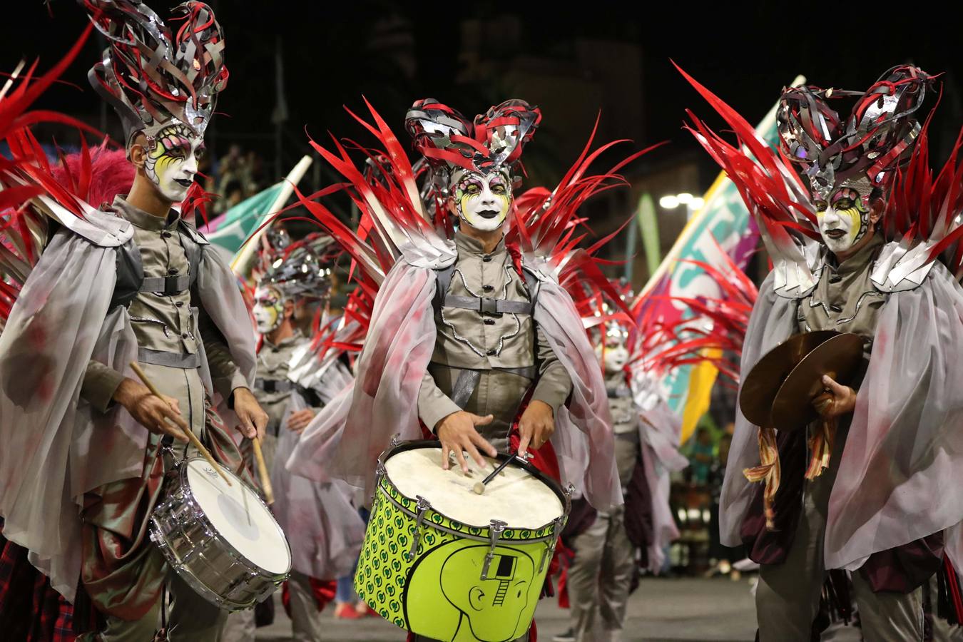 Plumas de vivos colores, movimientos rápidos de cadera y mucho canto fueron los encargados de dar el pistoletazo de salida al Carnaval de Montevideo (Uruguay), también conocido como «el más largo del mundo», por sus casi 40 días de duración