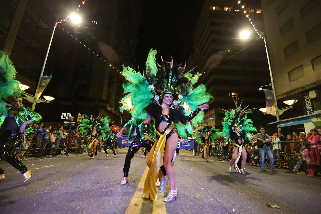 Plumas de vivos colores, movimientos rápidos de cadera y mucho canto fueron los encargados de dar el pistoletazo de salida al Carnaval de Montevideo (Uruguay), también conocido como «el más largo del mundo», por sus casi 40 días de duración