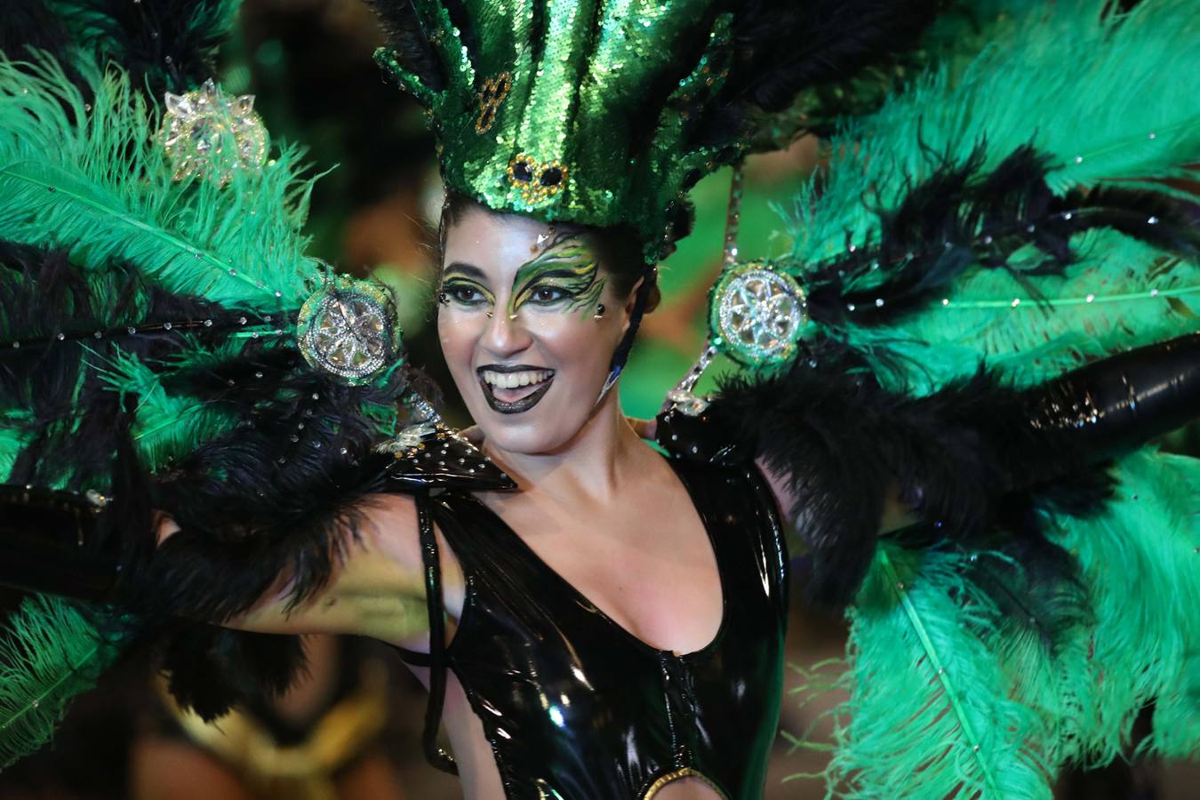 Plumas de vivos colores, movimientos rápidos de cadera y mucho canto fueron los encargados de dar el pistoletazo de salida al Carnaval de Montevideo (Uruguay), también conocido como «el más largo del mundo», por sus casi 40 días de duración