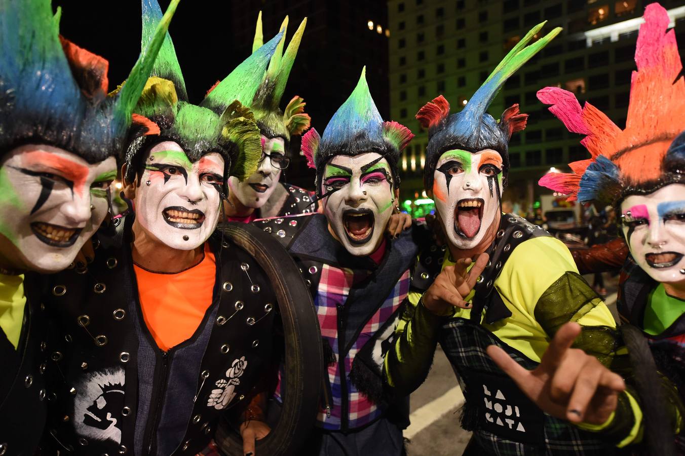 Plumas de vivos colores, movimientos rápidos de cadera y mucho canto fueron los encargados de dar el pistoletazo de salida al Carnaval de Montevideo (Uruguay), también conocido como «el más largo del mundo», por sus casi 40 días de duración