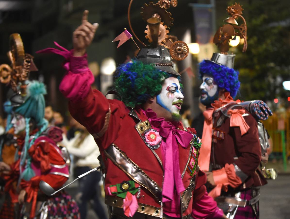 Plumas de vivos colores, movimientos rápidos de cadera y mucho canto fueron los encargados de dar el pistoletazo de salida al Carnaval de Montevideo (Uruguay), también conocido como «el más largo del mundo», por sus casi 40 días de duración