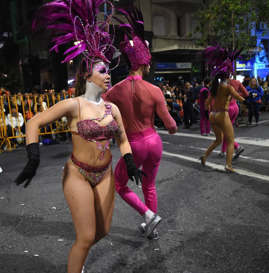 Plumas de vivos colores, movimientos rápidos de cadera y mucho canto fueron los encargados de dar el pistoletazo de salida al Carnaval de Montevideo (Uruguay), también conocido como «el más largo del mundo», por sus casi 40 días de duración