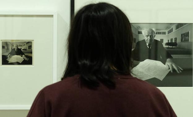 Una mujer observa dos retratos de David Ben-Gurion, de Arnold Newman. 