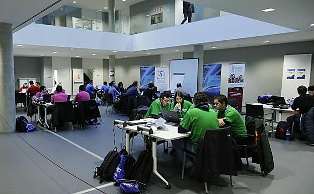 Los cinco equipos estudiantiles desarrollaron sus aplicaciones en el edificio I+D+i de la Universidad. 