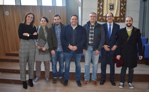 Miembros de Aqualia presentaron al alcalde de Guijuelo un proyecto pionero en Salamanca. 