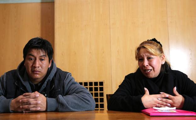 Diego Orlando Pilco y Ana Luisa Veizaga relatan el caso de su hija, ayer, en la hemeroteca de El Norte de Castilla.