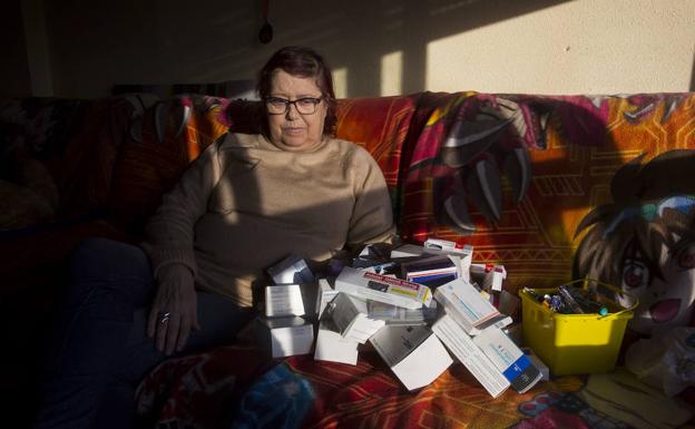 Teresa Cantalapiedra, en su casa de Parque Alameda, junto a los envases de algunos de los medicamentos que tiene que tomar a diario.