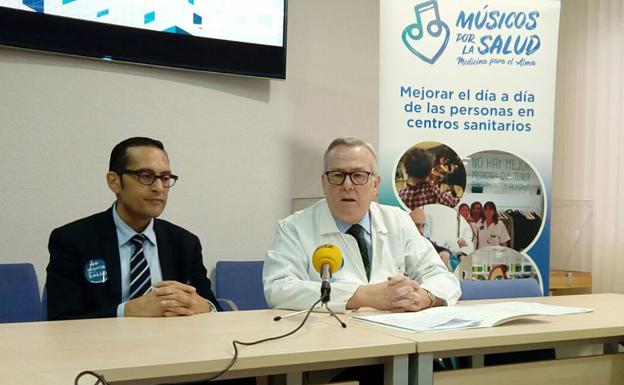 El responsable de la ONG Músicos por la Salud, Guillermo Giner, y el gerente de Hospital Clínico, Francisco Javier Vadillo. 