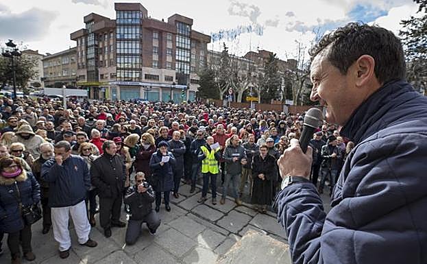La plataforma Ávila libre de peajes celebra una concentración frente a la subdelegación del Gobierno en Ávila. En la foto, el representante de la plataforma Ávila libre de peajes, Ángel Zancajo, se dirige a los asistentes. 