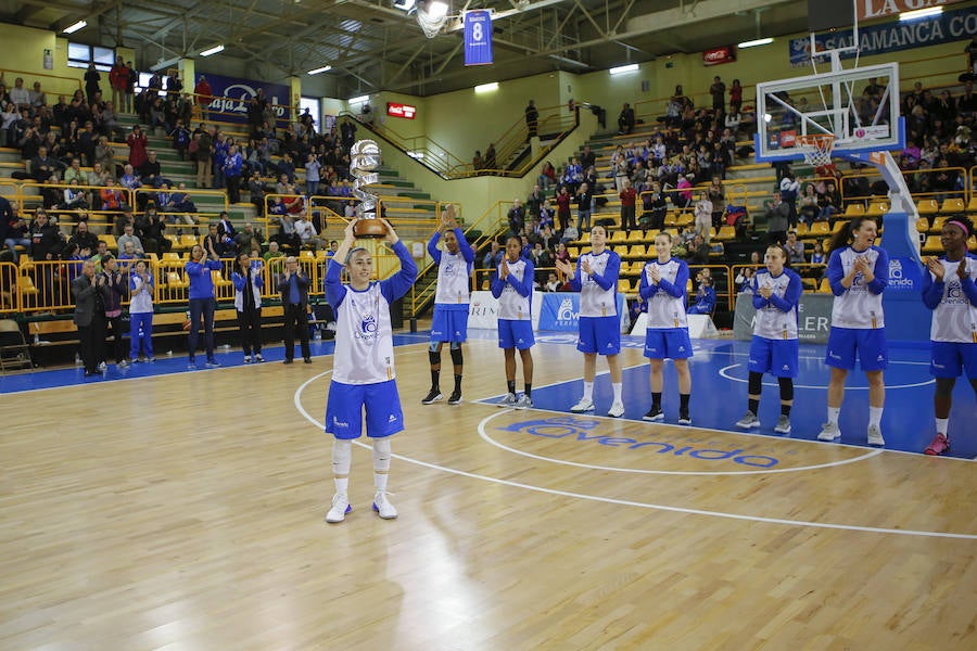 Silvia Domínguez ofrece la Copa de la Reina a la afición. :