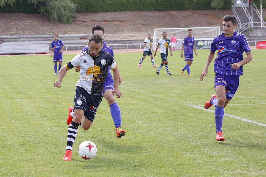 Cristo se lleva el balón ante un rival del Cristo Atlético
