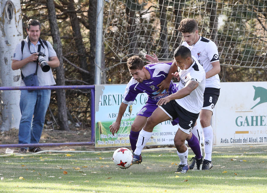 Tyson quiere arrebatar un balón a un rival del Becerril.