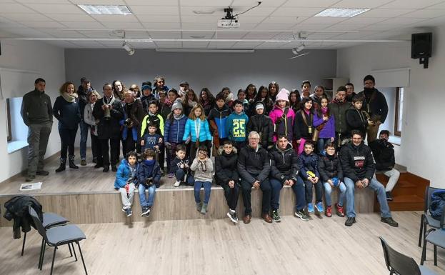 Niños y adultos tras tomar el chocolate en el multiusos y antes de acudir a la eucaristía por la Santa Infancia ayer en Tamames. 