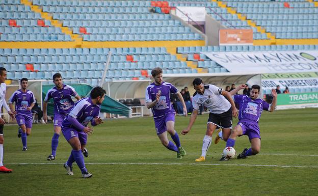 Un momenrto del partido entre el Becerril y el Salmantino. 