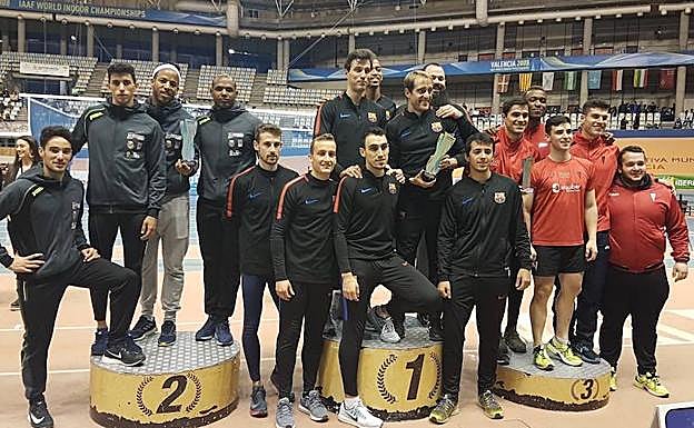 Álvaro de Arriba, primero de la izquierda con el Barcelona, y Pedro García, primero por la izquierda con el Marathon, en el podio.