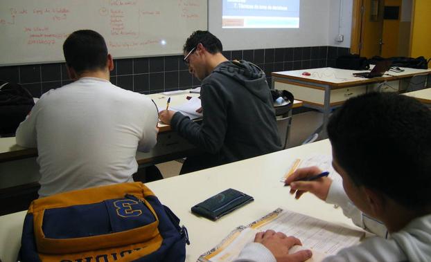 Un grupo de estudiantes en un centro educativo.