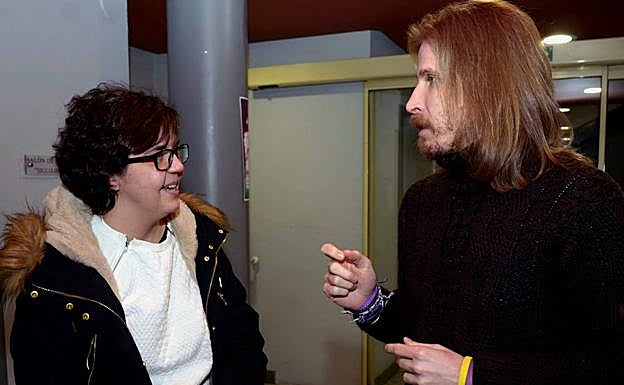 La procuradora segoviana de Podemos, Natalia del Barrio, conversa con el secretario regional, Pablo Fernández, ayer en La Granja. 