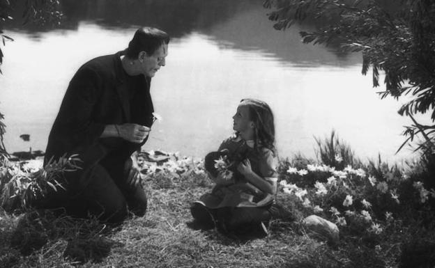 Escena de la niña hablando con Frankenstein junto al lado, en la película de Whale. 