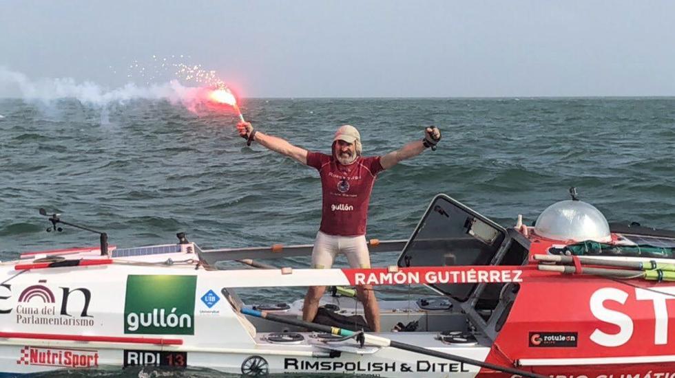 Ramón Gutiérrez, este lunes, en el momento de llegar a la Guayana francesa tras cruzar el Océano Atlántico a remo.