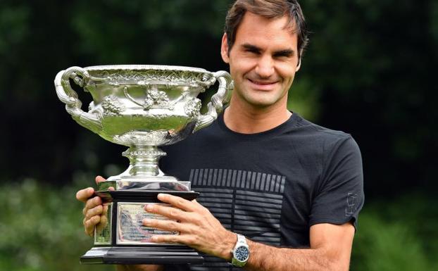 Roger Federer posa con el trofeo conquistado en el Abierto de Australia. 