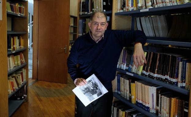 Juan Ignacio Cano, en la biblioteca de la Facultad de Filosofía y Letras de la UVA.