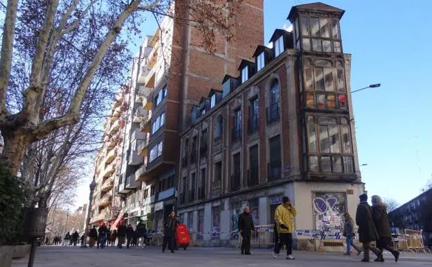 Las vallas protegen desde ayer el perímetro del edificio situado en la esquina del Paseo de Zorrilla y la calle Magallanes.