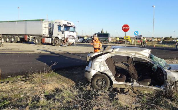Imagen del accidente en la raqueta de entrada a la urbanización El Soto en Aldeamayor. 