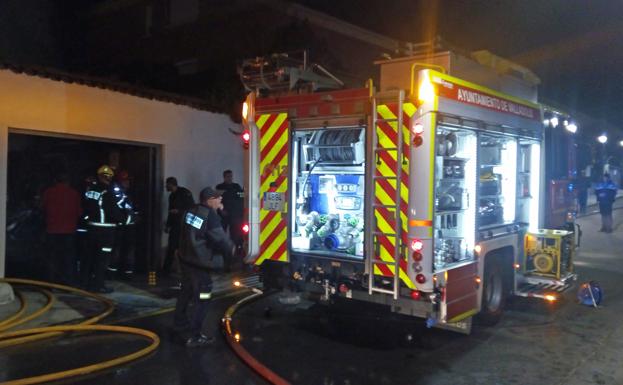 Los bomberos llegan al lugar del incendio. 