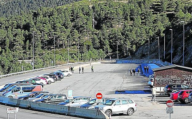 Coches estacionados en el aparcamiento en Navacerrada. 