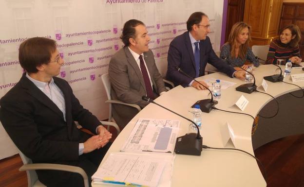 El alcalde de Palencia, en el centro, junto al promotor de la rehabilitación y al arquitecto, y las concejalas Carmen Fernández y Paloma Rivero. 