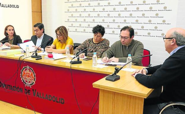 Pilar Vicente (Ciudadanos), Agapito Hernández (PP), Teresa López (PSOE), Esther Mínguez (Toma La Palabra) y Héctor Gallego (Sí Se Puede), durante la comparecencia de Salvador Arpa, portavoz del Grupo Provincial Toma La Palabra (derecha).