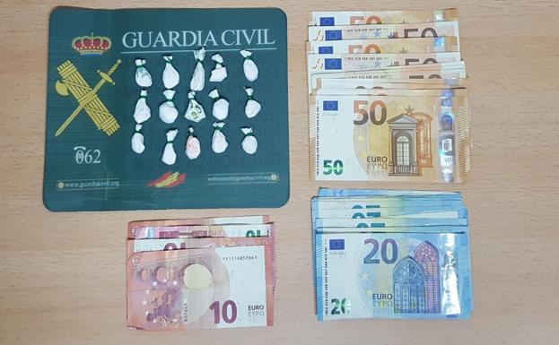 La droga y el dinero incautado. 