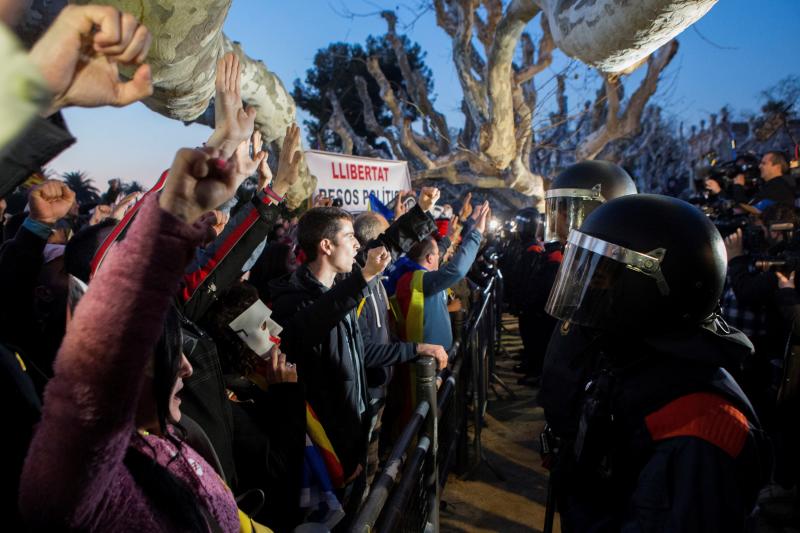 Un grupo de independentistas ha intentado derribar las vallas que protegen la puerta principal de acceso a la cámara catalana