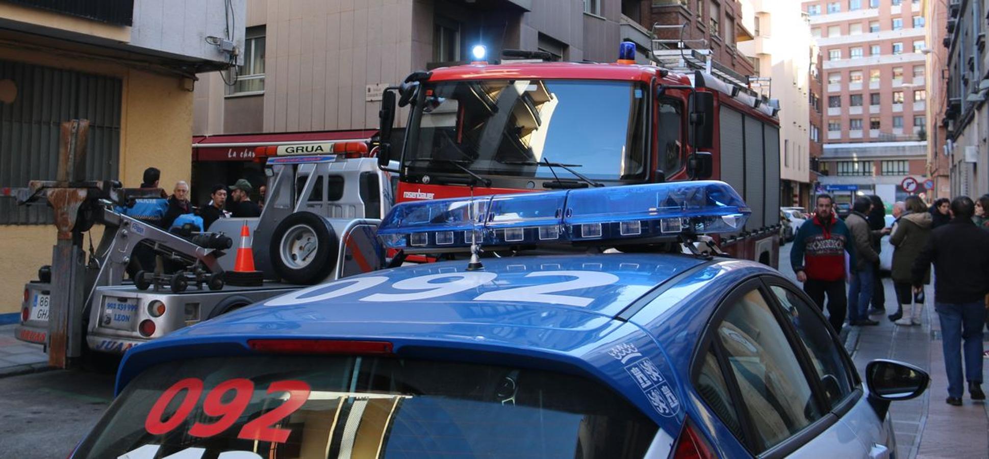 El vehículo, que en ese momento circulaba 'marcha atrás' en la Calle Joaquín Costa, arrolló a la mujer con las ruedas delanteras | La mujer falleció en el acto | El juez de guardia se ha desplazado al lugar