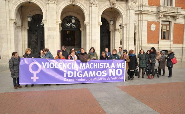 Concentración en la Plaza Mayor de Valladolid tras el asesinato de la septuagenaria en Parquesol. 