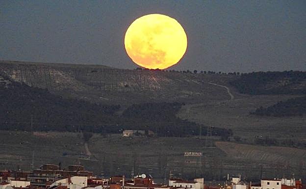 Salida de la superluna en Valladolid.