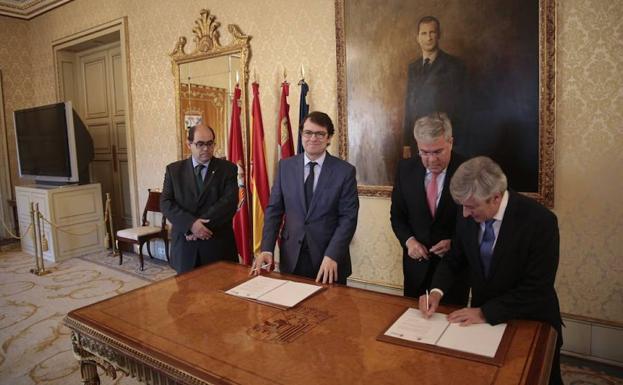 Firma del acuerdo ayer en el Ayuntamiento entre representantes municipales y de Hacienda. 