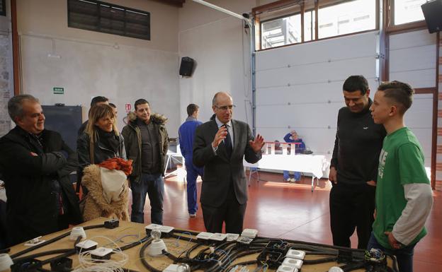 El presidente de la Diputación, Javier Iglesias, durante su visita al centro educativo. 
